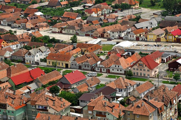 Foto traditionelles dorf aus transsylvanien, rumänien aussicht vom schloss rasnov