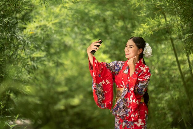 Traditionelles einheitliches kimona japan-mädchens