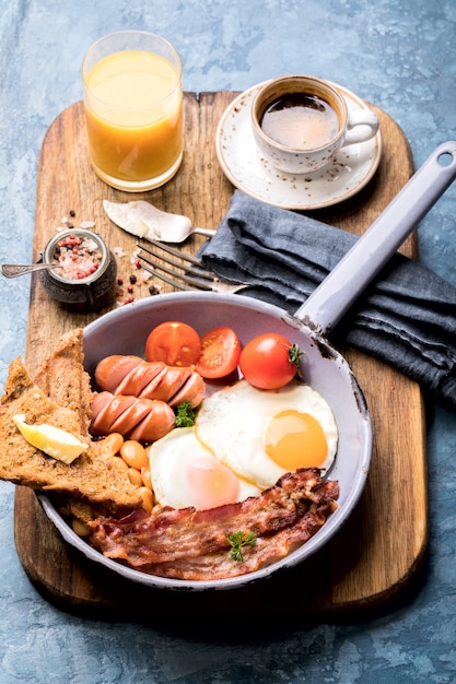 Foto traditionelles englisches frühstück in der bratpfanne