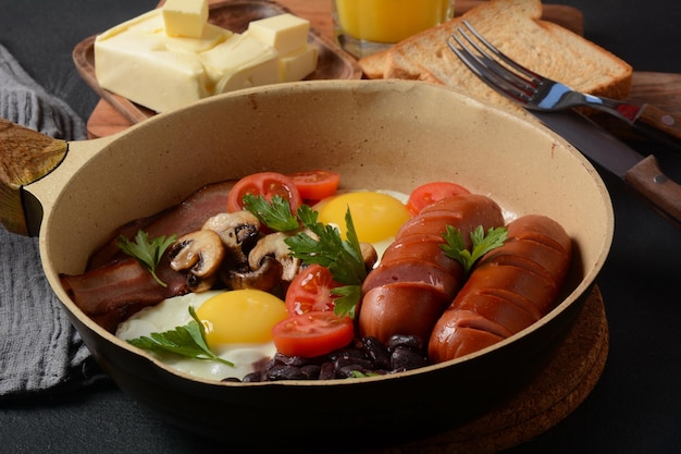 Foto traditionelles englisches frühstück mit speck, spiegeleiern, würstchen, gebackenen bohnen, pilzen