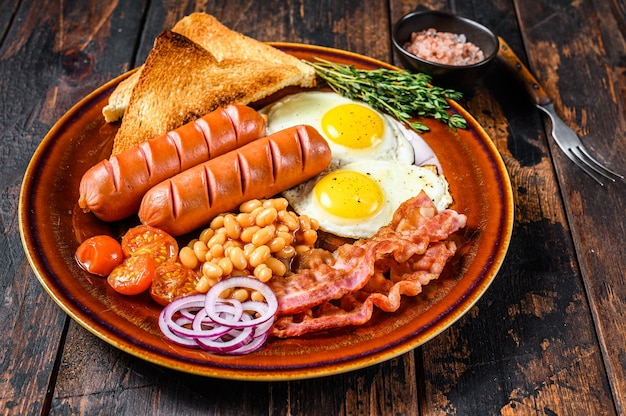 Traditionelles englisches Frühstück mit Spiegeleiern, Würstchen, Speck, Bohnen und Toast.