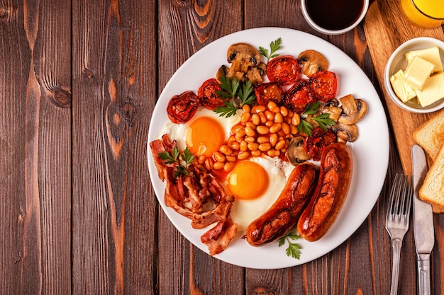 Traditionelles englisches Frühstück mit Spiegeleiern