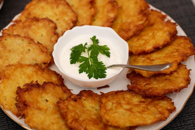 Traditionelles Essen an Chanukka. Gebratene Kartoffeln.