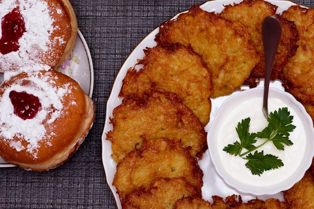 Traditionelles Essen auf Chanukka Bratkartoffeln Donuts