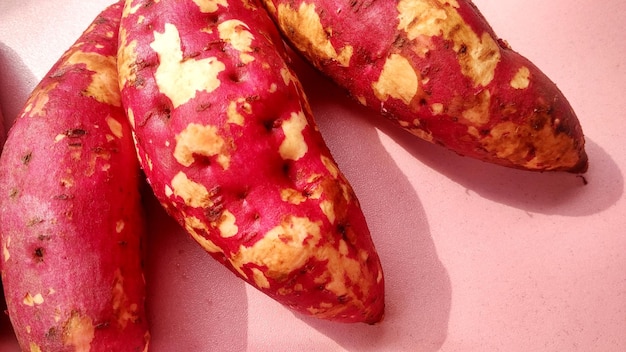 Traditionelles Essen aus Asien, rote Süßkartoffel Ipomoea batatas.