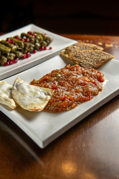 Traditionelles Essen aus dem Nahen Osten. Libanesische gefüllte Weinblätter. Arabische Küche. Aubergine mit Tomate, Manakish