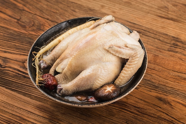 Traditionelles Essen-Hühnersuppe mit Ginseng,