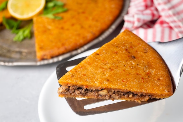 Traditionelles Essen von Antakya - Türkei, Oruk im Tablett. (türkischer Name; Tepside icli kofte, tepside oruk, tepsi orugu, sini kofte) Hatay Oruk Essen.