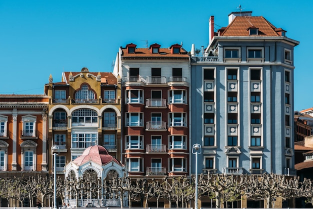 Traditionelles farbenfrohes Gebäude in Portugalete Spanien am Ufer des Flusses Nervion