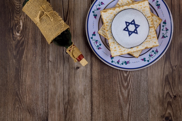 Traditionelles Fest des Passahfestes mit der koscheren Weinmatzah ungesäuerten Brotes auf