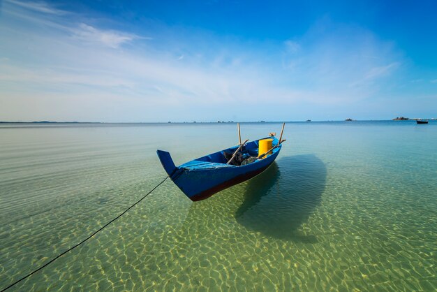 traditionelles Fischerboot auf See mit klarem Wasser