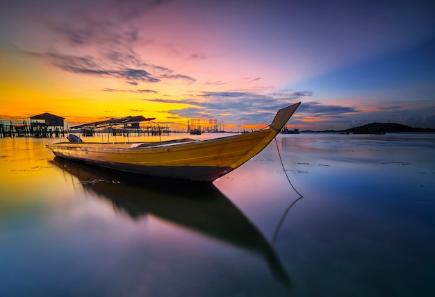 traditionelles Fischerboot im Fischerdorf bei einem wunderschönen Sonnenuntergang