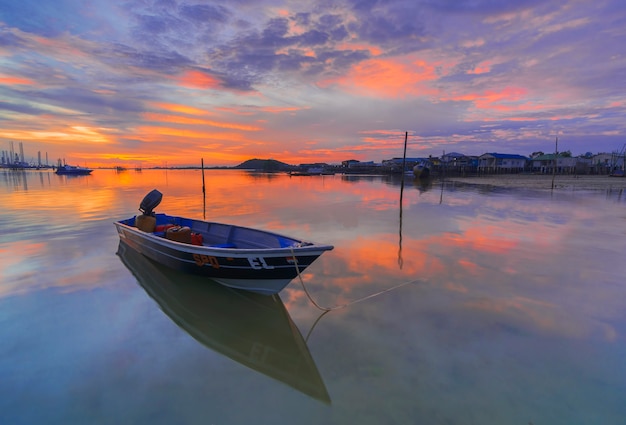 Traditionelles Fischerboot in einem Fischerdorf bei Sonnenuntergang auf der Insel Batam