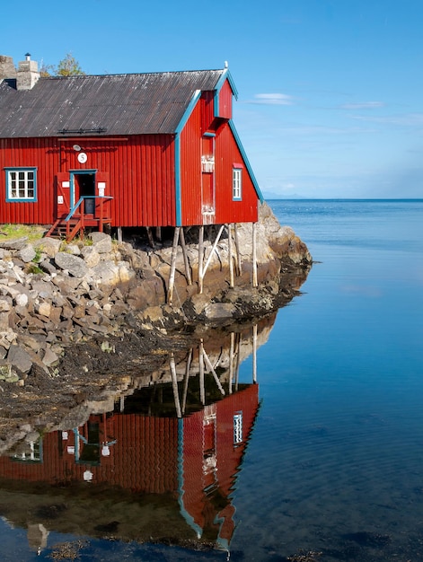 Foto traditionelles fischerhaus namens rorbu auf den lofoten-inseln