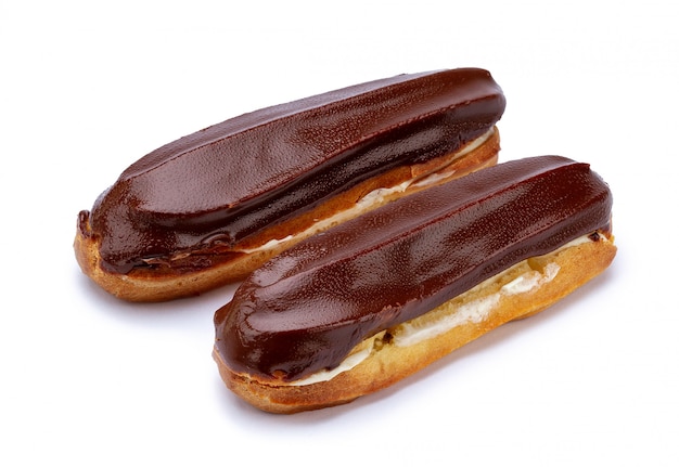 Traditionelles französisches Dessert. Isolierte zwei Eclairs mit Vanillepudding und Schokoladenglasur auf weißem Hintergrund