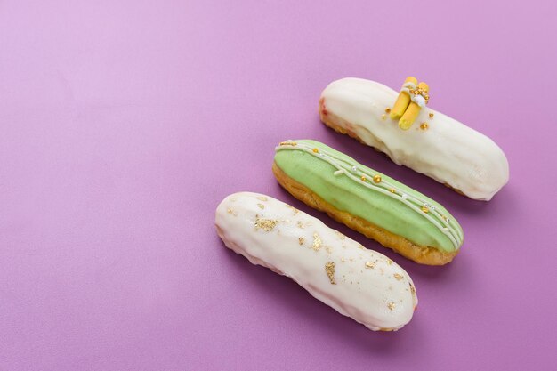 Traditionelles französisches Dessert. Süße und farbenfrohe Eclairs mit Schokoladenglasur.