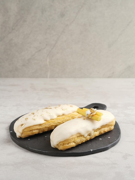 Traditionelles französisches Dessert. Süße und farbenfrohe Eclairs mit Schokoladenglasur.