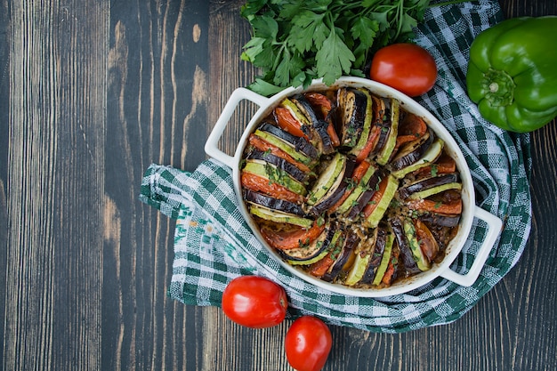 Traditionelles französisches gemüsegericht aus dem ofen