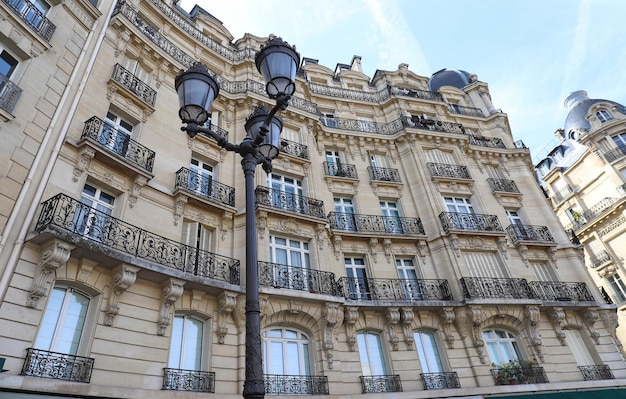 Traditionelles französisches Haus mit typischen Balkonen und Fenstern Paris