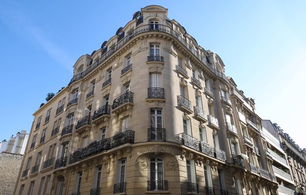 Traditionelles französisches Haus mit typischen Balkonen und Fenstern Paris