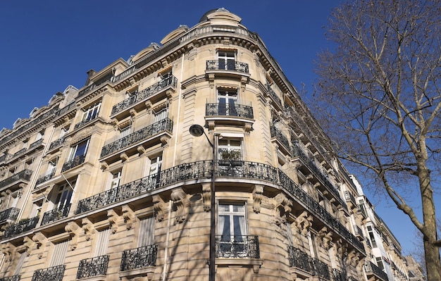 Traditionelles französisches Haus mit typischen Balkonen und Fenstern Paris