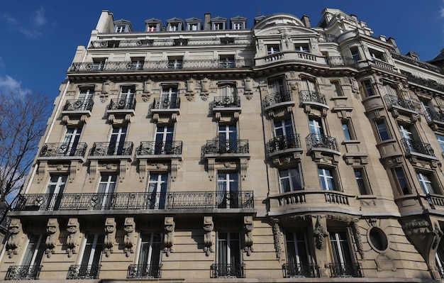 Traditionelles französisches Haus mit typischen Balkonen und Fenstern Paris