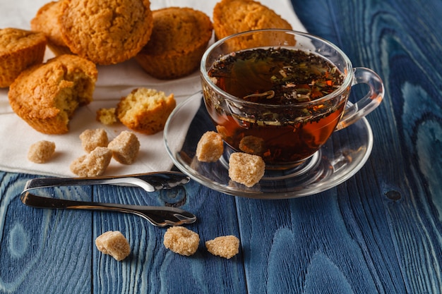 Traditionelles Frühstück mit schwarzem Tee und Hörnchen, Weinleseholztisch