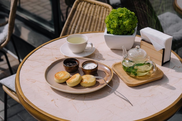 Traditionelles Frühstück mit Tee und Quarkpfannkuchen