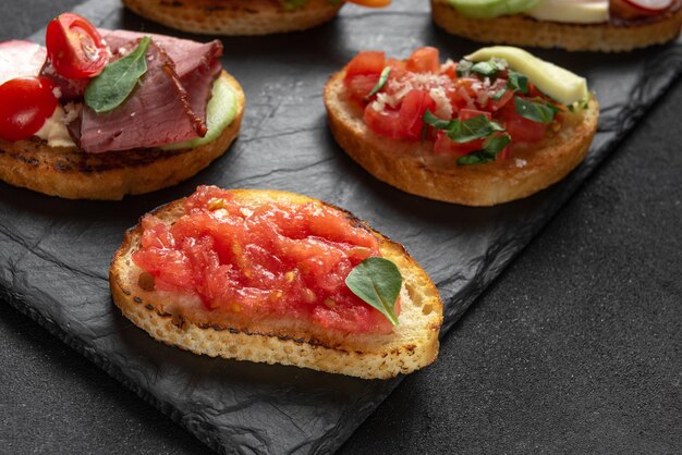 Traditionelles Frühstück oder Mittagessen mit spanischem Tomatentoast