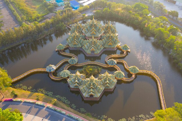 Traditionelles Gebäude am See gegen den Himmel