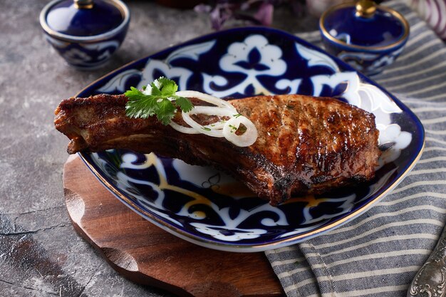 Traditionelles gebratenes Schweinefleisch, mariniert mit Zwiebeln, serviert auf Teller