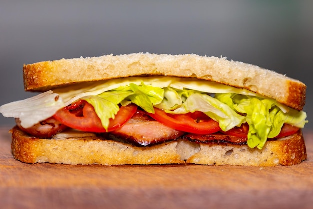 Traditionelles gegrilltes Sandwich mit Speck, Tomaten, Käse und Salat