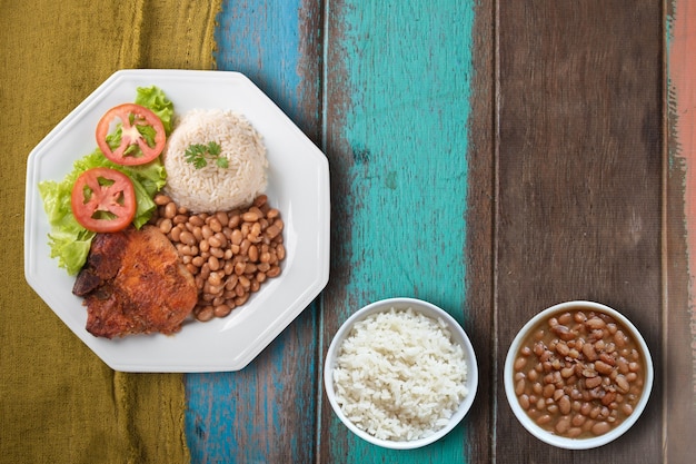 Traditionelles Gericht der brasilianischen Nahrungsbohnen mit Reis Draufsicht.