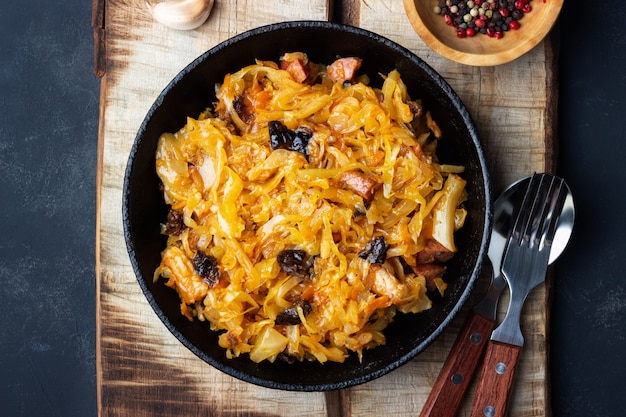 Traditionelles Gericht der polnischen Küche. Bigos aus frischem Kohl, Fleisch und Pflaumen.