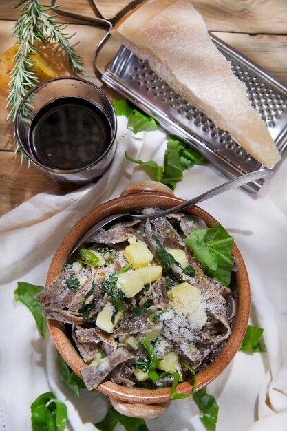 Foto traditionelles gericht der valtellina italien pizzoccheri