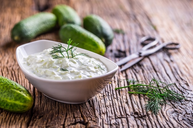 Traditionelles griechisches Dip Tzatziki zubereitet mit Gurken-Sauerrahm-Joghurt-Olivenöl und frischem Dill