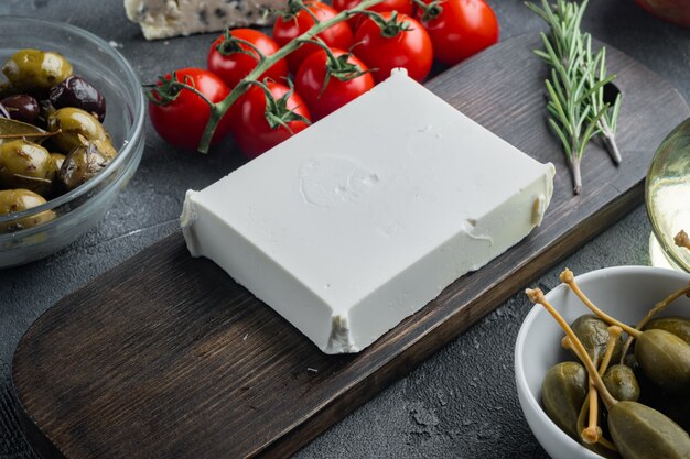 Traditionelles griechisches Feta-Käse-Set auf grauem Hintergrund