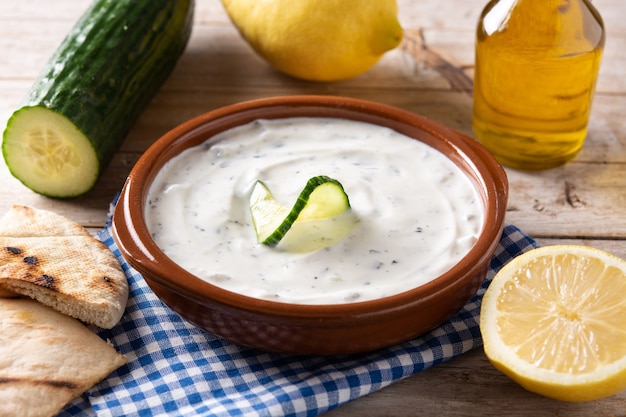 Traditionelles griechisches Tzatziki auf Holztisch