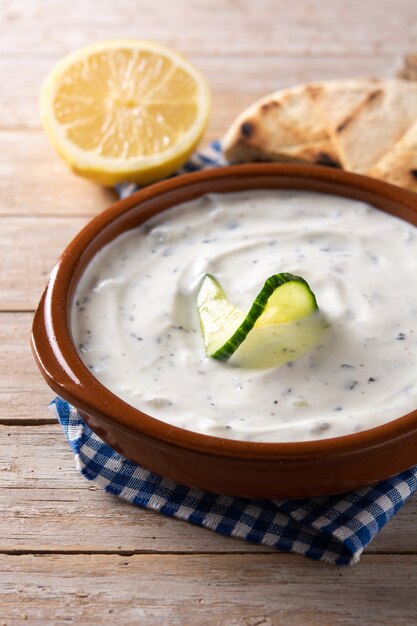 Traditionelles griechisches Tzatziki auf Holztisch