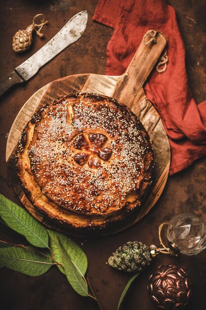 Traditionelles griechisches Weihnachtsbrot oder Torte Vasilopita mit indischem Sesam