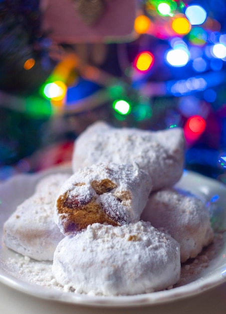 Traditionelles griechisches Weihnachtsgericht - Kourabiedes-Plätzchen mit Mandeln und Puderzucker