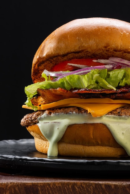 Traditionelles Hamburgerbrot, Burgerfleisch, geschmolzener Käse, Salat, Tomaten, Mayonnaise und Zwiebel