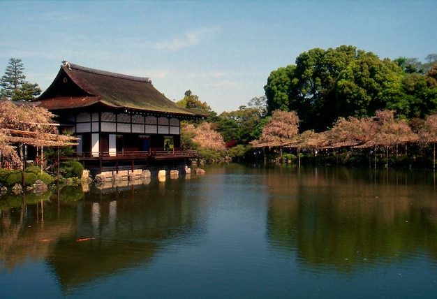Traditionelles Haus am Fluss
