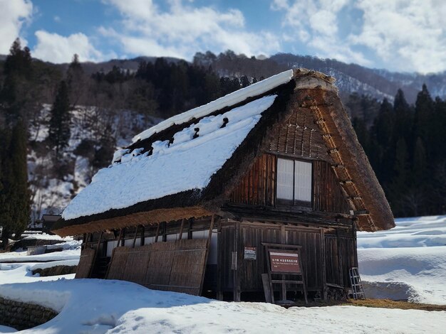 Foto traditionelles haus in shirakawago japan mit schnee bedeckt