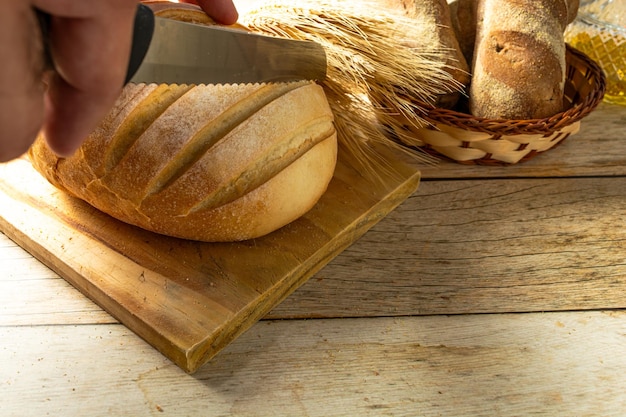 Traditionelles hausgemachtes italienisches Brot auf einem Holztisch