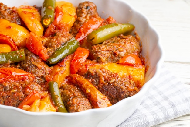 Traditionelles hausgemachtes türkisches Essen Kofte - Kofta mit Tomatensauce und Kartoffeln. (türkischer Name; Izmir Köfte)