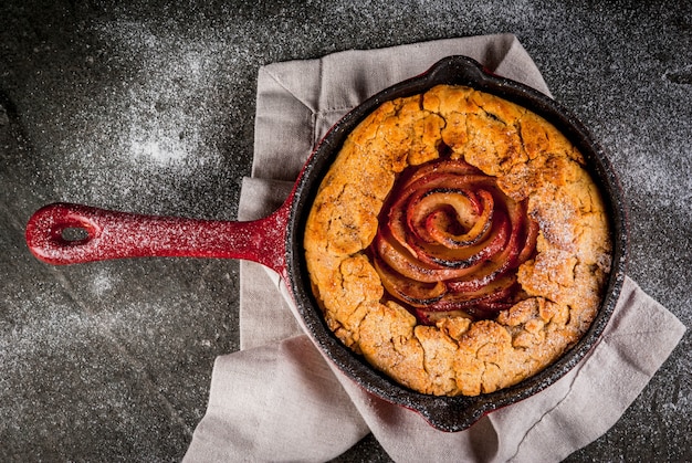 Traditionelles Herbstbacken, Rezepte für Danksagung, selbst gemachter Vollkornapfel Galette-Kuchen mit organischen Äpfeln und Zimt, in der Eisenformwanne, schwarze Steintabelle, Draufsicht des Kopienraumes