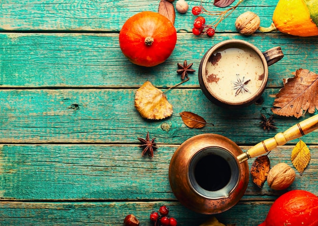 Traditionelles Herbstkaffeegetränk, Kürbislatte. Platz kopieren