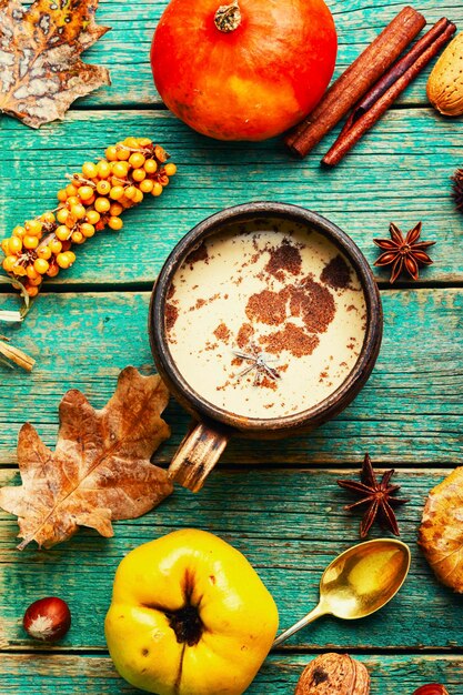 Traditionelles Herbstkaffeegetränk, Kürbislatte.