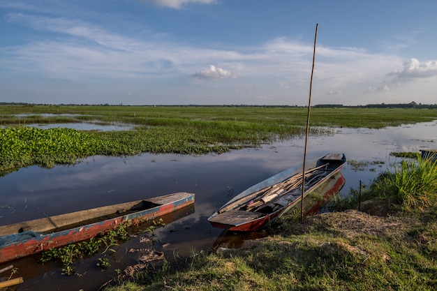 Foto traditionelles hölzernes boot im huay saneng see, surin, thailand